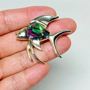 Vintage Sarah Coventry Tropical Angel Fish Heliotrope Crystal Gold Tone Brooch